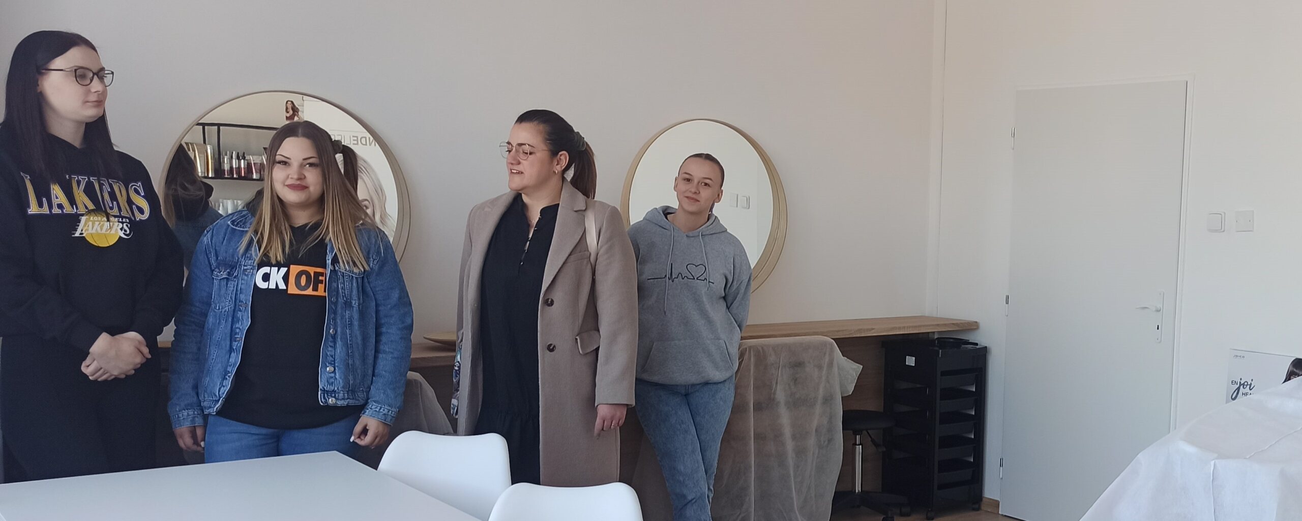 Dne 26.4. žáci K3. společně s učitelkami odborného výcviku navštívili školící centrum JOICO. Nově zrekonstruovanými prostory nás provedl Martin Vlk. Poté jsme prošli několik kadeřnických provozů, kde jsme viděli profesionální přístup k naší profesi, dále jsme byli seznámeni s bohatým vybavením kadeřnictví, ceníky kadeřnických úkonů a komunikací se zákazníkem.