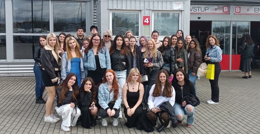 Dne 5.4.2024 žáci oborů kadeřník a kosmetické služby navštívili pražský veletrh FOR BEAUTY – COSMETICS, HAIR, NAILS, FOOT.