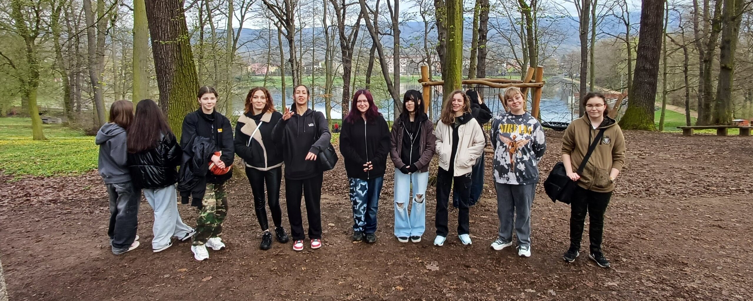 Žáci se shromáždili u školy a společně s pedagogy šli na sportoviště Anger, kde hráli míčové hry a posuzovali městský ekosystém. Pokračovali procházkou k rybníku v Proboštově, kde hledali ohrožené druhy rostlin a živočichů. Shromážděné údaje si společně ověřovali pomocí internetu a poznatků z hodin.