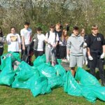 Žáci obdrželi ochranné pomůcky a odpadkové pytle a uklízeli prostor za školou v městské části Trnovany. Žáci nasbírali více než 10 pytlů odpadu.