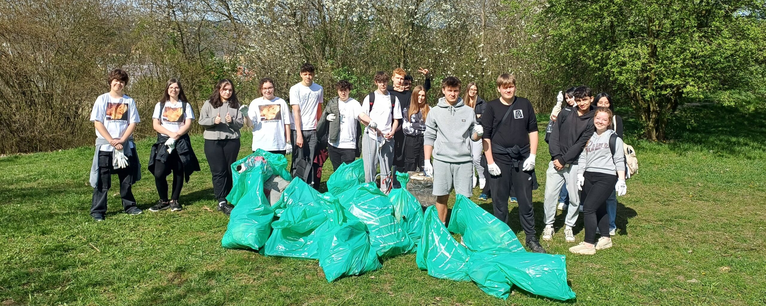 Žáci obdrželi ochranné pomůcky a odpadkové pytle a uklízeli prostor za školou v městské části Trnovany. Žáci nasbírali více než 10 pytlů odpadu.
