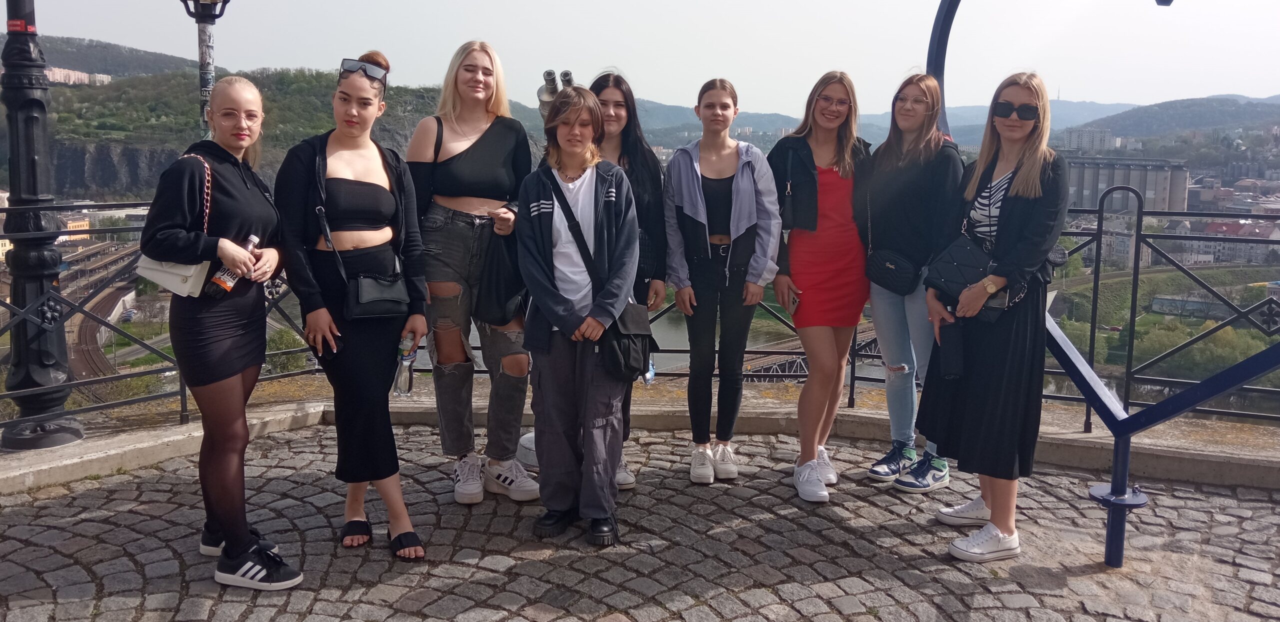 Žáci se účastnili kadeřnického školení, kde se seznámili s novými trendy v oblasti barev a střihů pro kolekci jaro 2024.