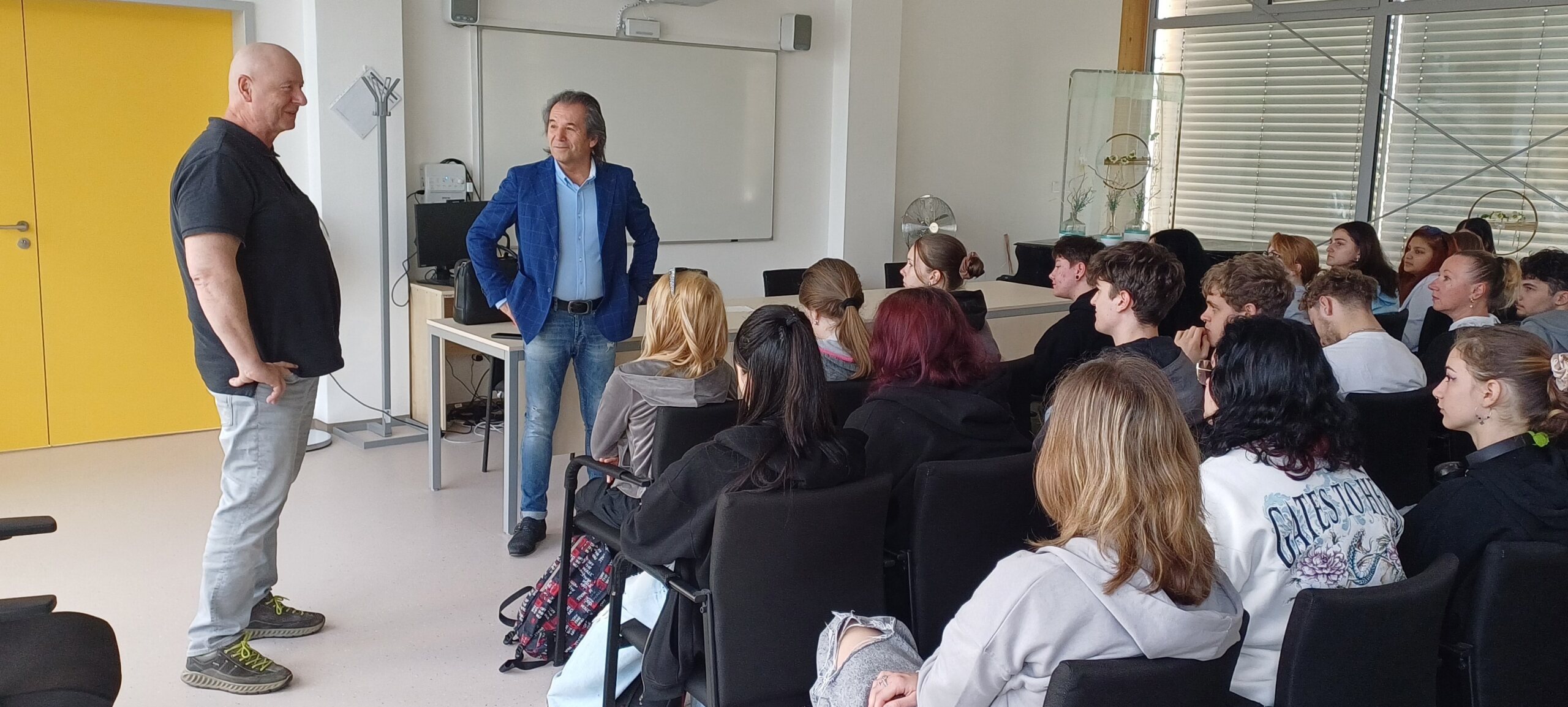 Beseda s generálem Ing. Andorem Šándorem na téma „Jak zvýšit šanci na přežití při útoku“.