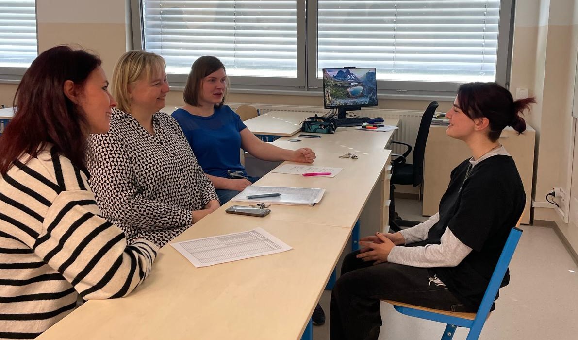 Pro žáky posledních ročníků oborů s výučním listem se konal projekt „Job for me“ – Přijímání zaměstnanců do pracovního poměru. Cílem projektu bylo připravit žáky na vstup do pracovního prostředí, včetně nácviku základních písemností s tím spojených.