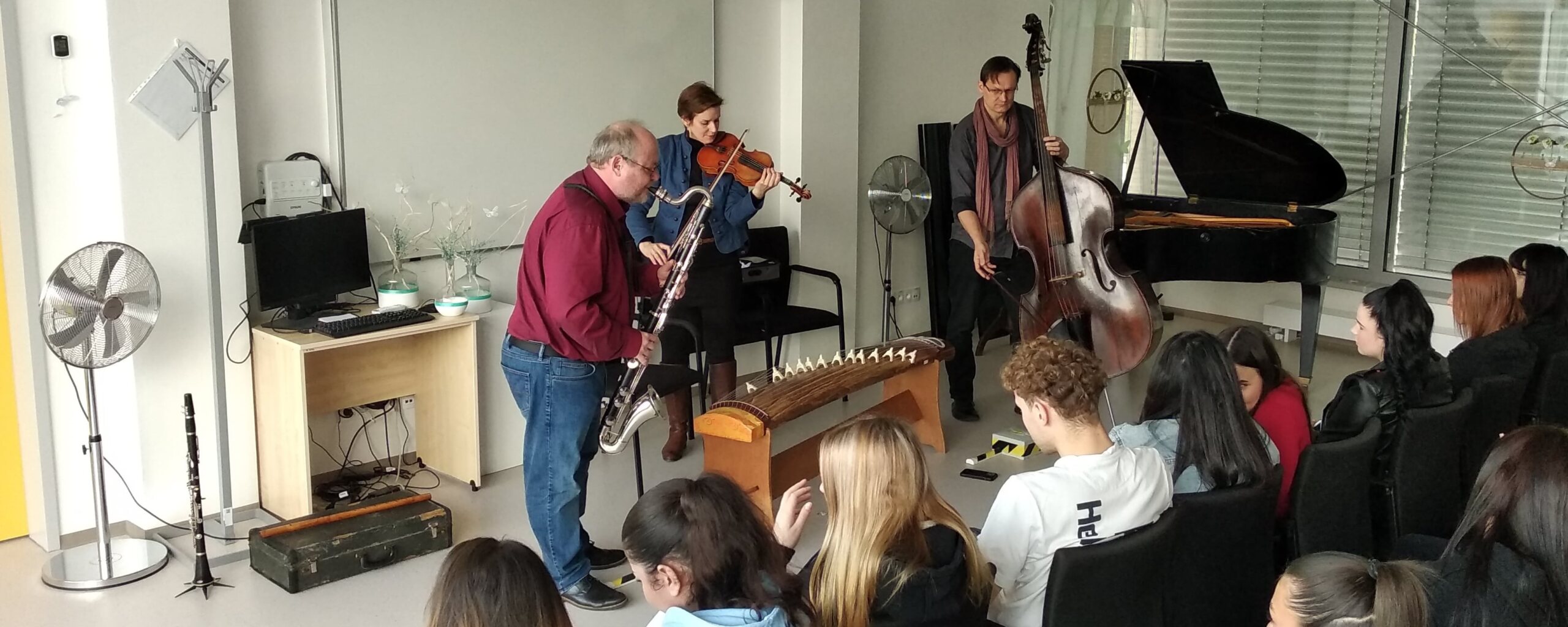 V pondělí 22. 4. 2024 se žáci naší školy zúčastnili koncetru hudebního tria Hrubý, Tichý a Romanovská. Hudebníci odehráli několik skladeb v rámci volné improvizace. Představili žákům také své hudební nástroje. Koncert se uskutečnil u příležitosti Dne vítězství nad nacismem.