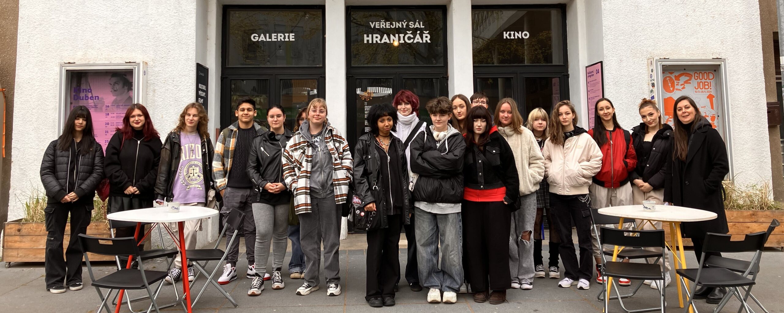 Ve středu 24. dubna žáci GD2. navštívili Veřejný sál Hraničář v Ústí nad Labem, kde zhlédli pásmo krátkých animovaných filmů s názvem "Duchové v animaci". Výběr snímků mapujících duchy, přízraky a stíny minulosti, sestaven doktorandkou Michaelou Režovou z Ateliéru filmové a televizní grafiky UMPRUM, představil různé výtvarné i obsahové přístupy k tvorbě animovaných děl. Po promítání následoval praktický workshop zaměřený na ploškovou animaci – jednu z nejstarších animačních technik. Lektorka Klára Vlachová účastníky provedla postupem vytváření stop motion animace s využitím specializovaných programů Stop Motion Studio a Dragon Frame. Žáci se naučili skládat jednotlivé statické obrázky do plynulé iluze pohybu. Tato metoda využívající převážně dvourozměrné rekvizity umožňuje neotřelý pohled na různá společenská témata. Žáci tak obdrželi inspirativní lekci o tvůrčím potenciálu animace, který dokáže oživit jak duchařské příběhy, tak naprosto odlišné obsahové oblasti.