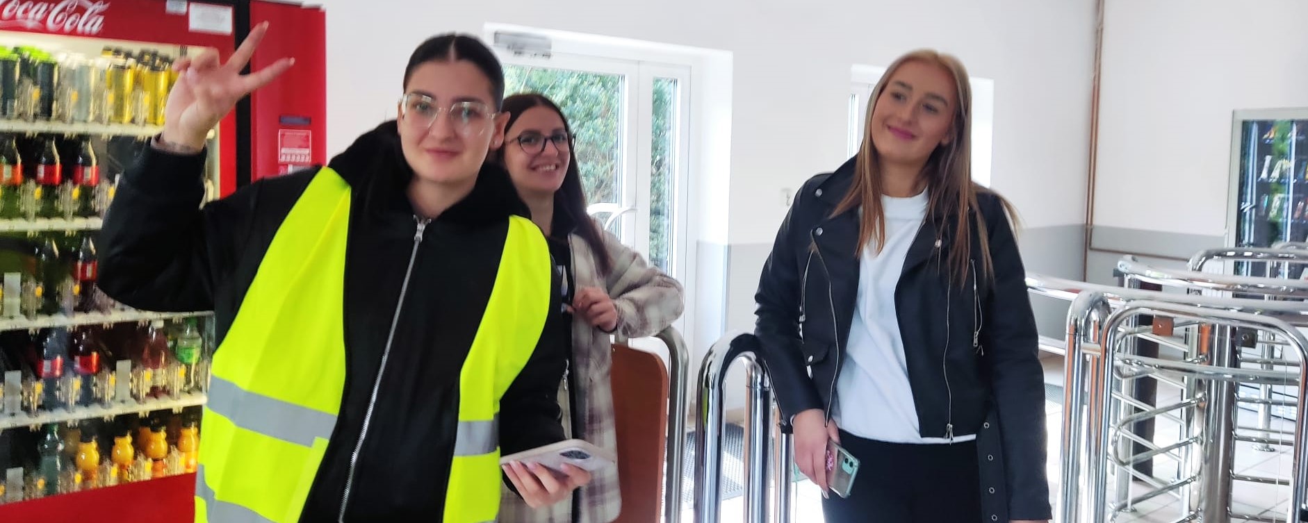 Ve středu 24.4. jsme se žáky K3. navštívili podnik Czech Aerosol Velvěty. Podnik s více než 50letou tradicí aerosolové výroby a roční produkcí kolem 50 milionů kusů je nejstarší a největší výrobce aerosolových sprejů v České republice. Byli jsme seznámeni s novými výrobky a měli možnost zakoupit si výrobky této firmy.