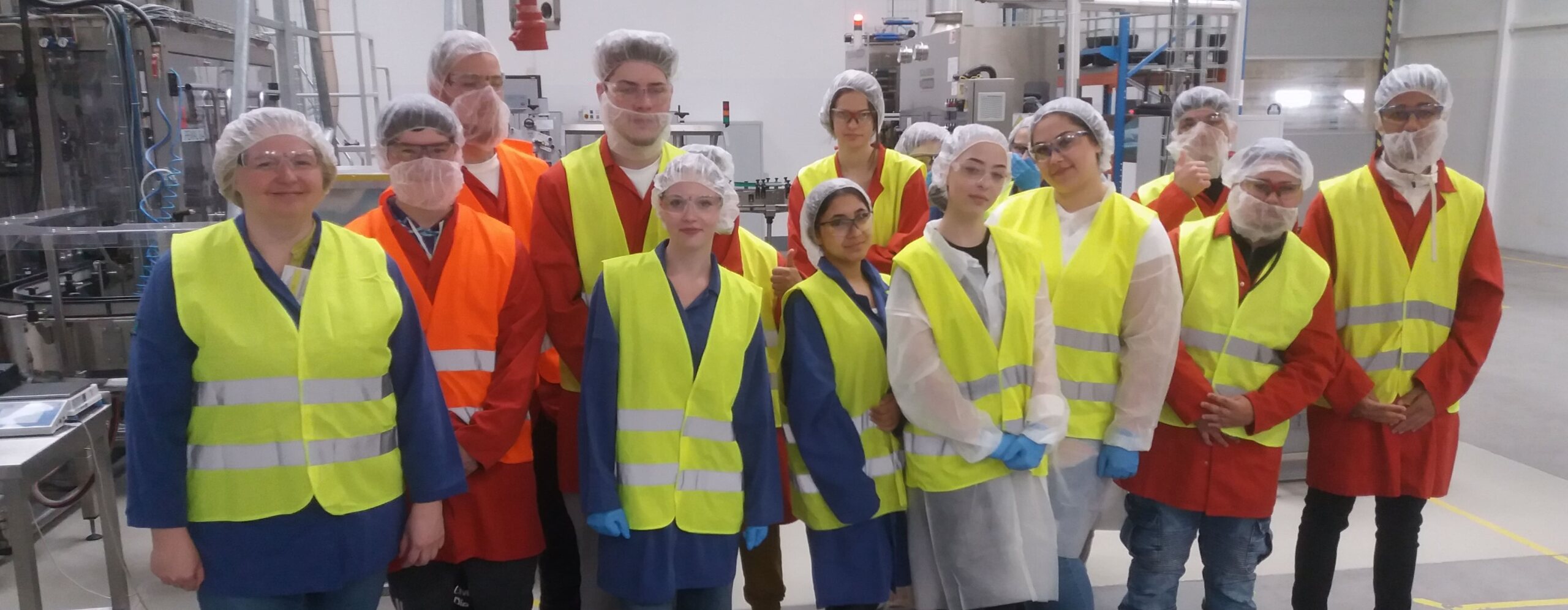 V pondělí jsme společně vyrazili na prohlídku výroby společnosti CzechPak Manufacturing, která sídlí v CT Parku v Nových Modlanech. Po úvodním videu nás výrobní manažer provedl celým provozem, ukázal postup výroby práškových sladidel i sladidel v tabletách, různá balení a způsoby balení jednotlivých výrobků a specifikace podle požadavků trhu dané země, pro kterou je výrobek určený. Prohlédli jsme si plně automatizovanou linku a nahlédli do provoněného provozu pro výrobu čokolády a kakaa s obsahem sladidla. Exkurze byla velmi zajímavá a přínosná. Věřím, že se nám budou společné zážitky a nabyté informace ve výuce vracet a zhodnocovat.