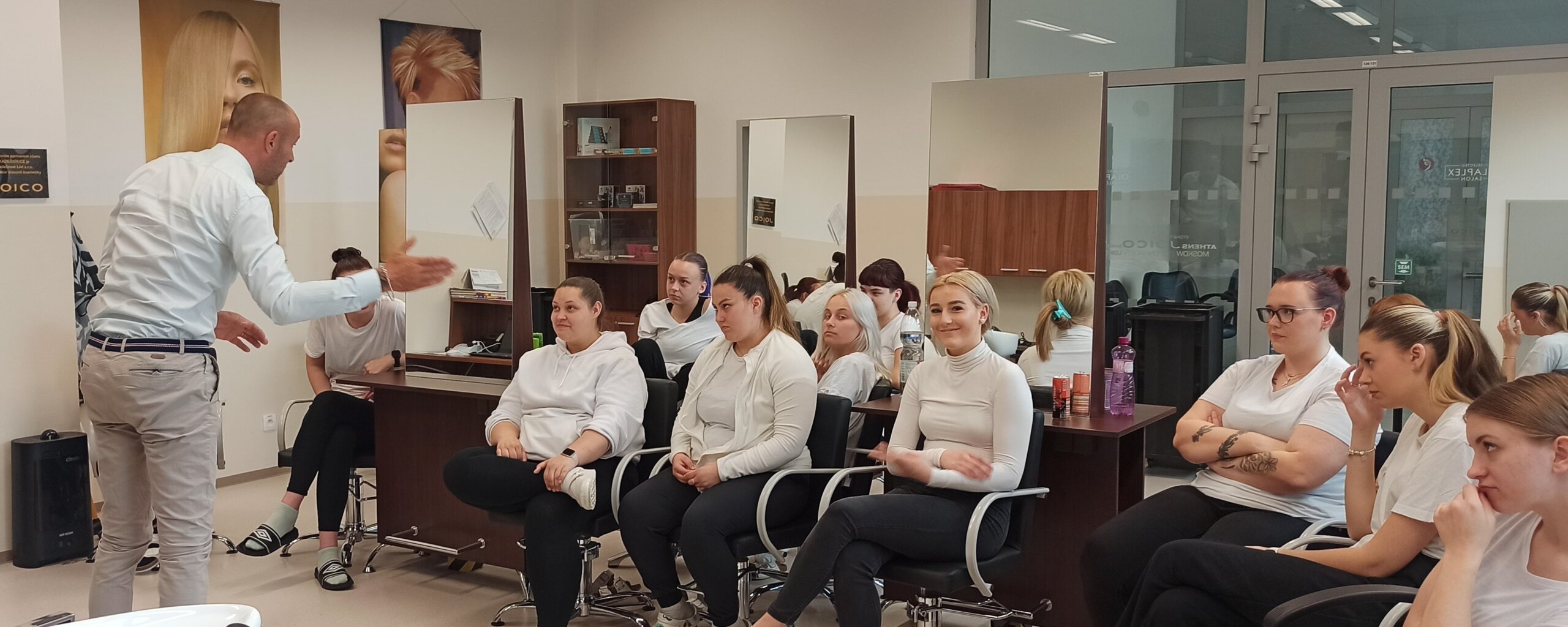 Dne 6. 5. 2024 proběhlo pro žáky 3. ročníku oboru kadeřník školení firmy JOICO. Tentokrát zaměřené na profesní vystupování a podnikání v oboru, dále bylo zaměřeno na práci s klientem, rozšiřování služeb a inovaci.