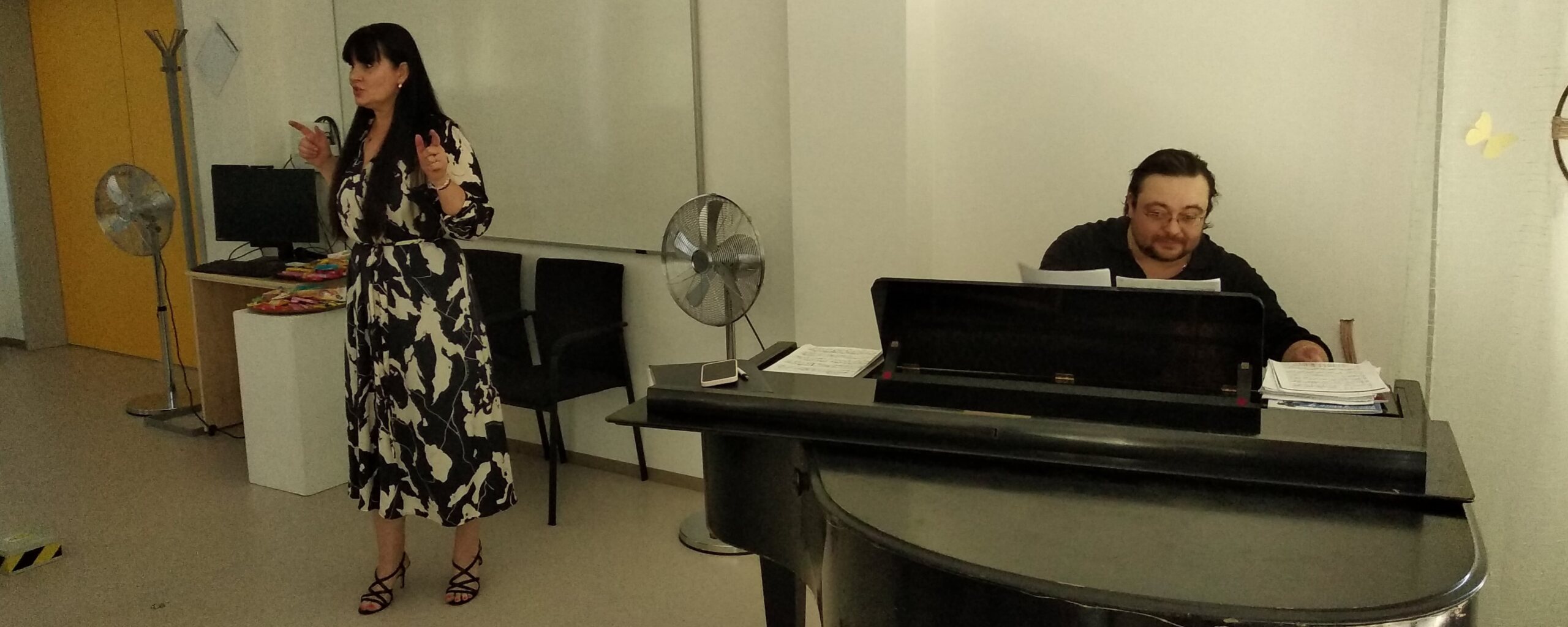 Dne 14. 5. 2024 naši školu opět navštívila sopranistka Pavlína Senić. Pro žáky měla připravený koncert, v rámci kterého zazpívala s klavírním doprovodem známé operní, ale i muzikálové písně. V průběhu koncertu si žáci kromě poslechu písní mohli zasoutěžit o sladkou odměnu při hádání hudebních úryvků ze známých večerníčků a filmů. Někteří žáci se díky klavíristovi Viaceslavu Grochovskému naučili za 10 vteřin hrát obouruč na klavír.