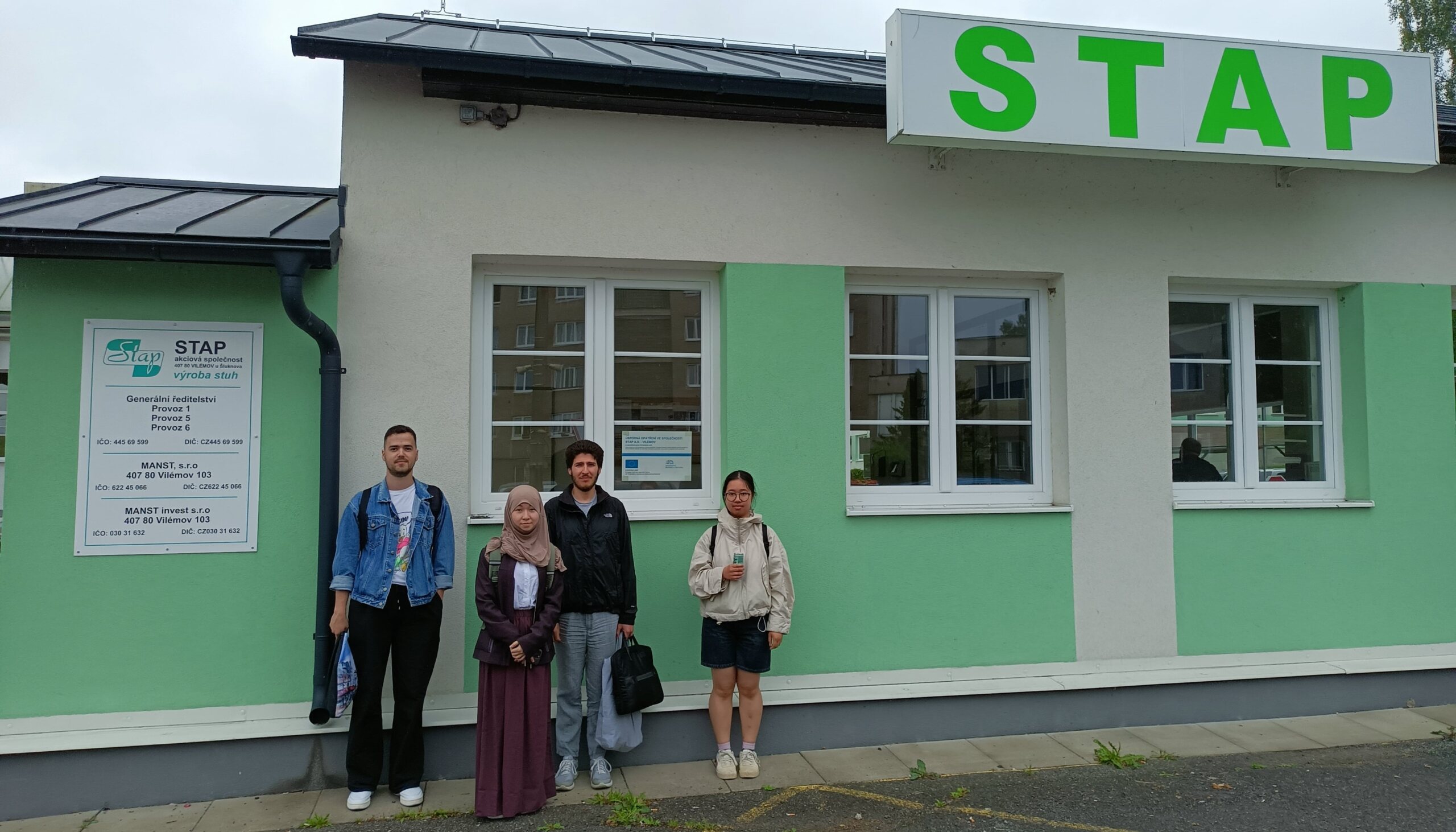 Ve středu 22.5.2024 žáci Š2. a Š3.byli na exkurzi ve firmě STAP v Mikulášovicích. Společnost patří mezi největší výrobce sortimentu, jako jsou krojové a zdobící stuhy, popruhy, tkané etikety, netkané textilie a zdrhovadla. Zástupci firmy provedli žáky celým výrobním provozem, poutavě komentovali prohlídku a ochotně odpovídali na dotazy žáků. Pro žáky to byla velmi zajímavá exkurze.