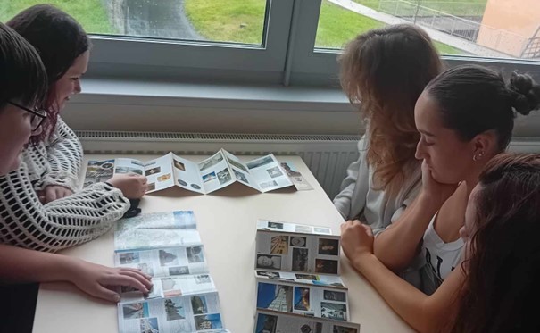 Ve středu 22. května žáci třídy GD2. navštívili britskou knihovnu v Ústí nad Labem. Měli možnost se zapsat do knihovny a vybrat si libovolné knihy, časopisy či testovací sešity. 60 minut pak aktivně konverzovali s rodilou mluvčí na téma ukázky z knih W. Shakespeara, o jehož životě a díle se dozvídali zajímavé informace. Na exkurzi navážeme v příštích hodinách anglického jazyka a věřím, že získané znalosti i procvičení mluvy žáci zúročí nejen při maturitní zkoušce, ale i v praktickém životě.