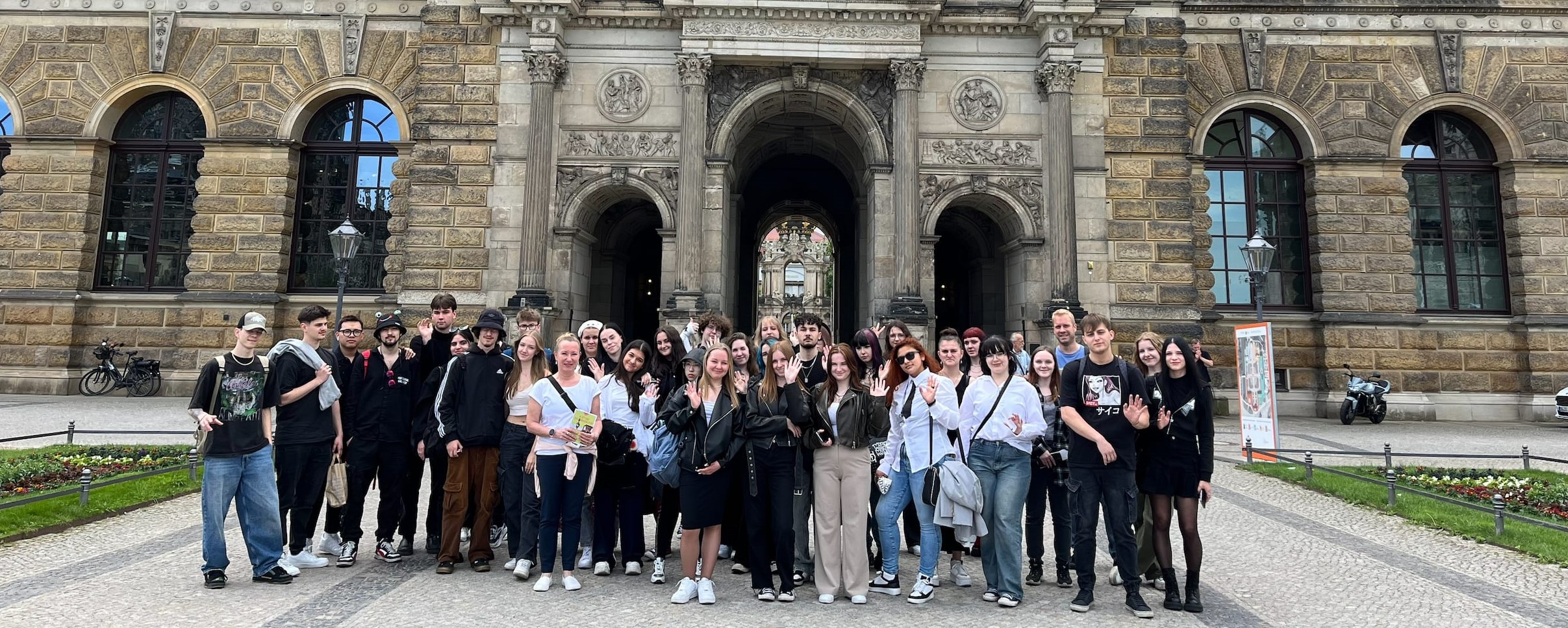 Dne 29. května žáci oboru aranžér a grafický design navštívili Drážďany, kde měli možnost zhlédnout rozsáhlý barokní komplex Zwinger. Hlavním cílem této návštěvy byla prohlídka expozice v Galerii starých mistrů, která čítá přes 700 uměleckých děl z období 15.-18. století.