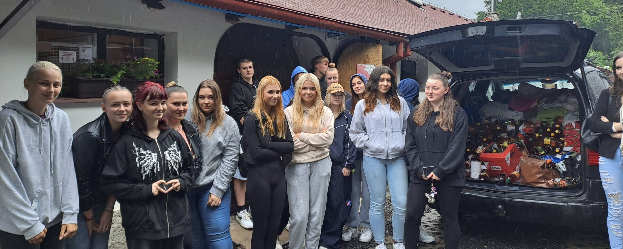 Návštěva útulku zvířat v Žimu – předání darů dobrovolné sbírky žáků a pracovníků SŠ obchodu a služeb, Teplice