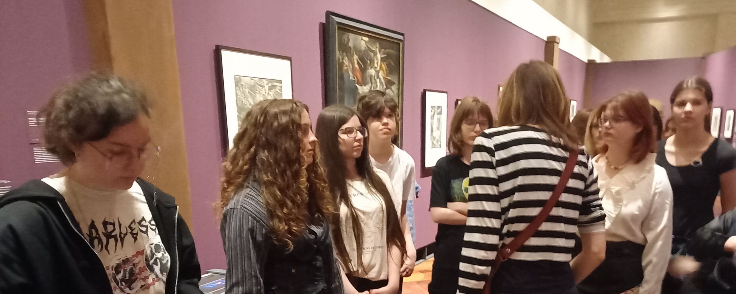 V úterý 4. 6. žáci oboru grafický design navštívili výstavu „Od Michelangela po Callota – umění grafiky manýrismu“ ve Valdštejnské jízdárně. Komentovaná prohlídka byla zaměřená na několik tematických okruhů a významných autorů z tohoto období. Získané vědomosti žáci uplatnili přímo v galerii na workshopu grafických technik. Příjemné odpoledne bylo zakončenou prohlídkou Valdštejnské zahrady.