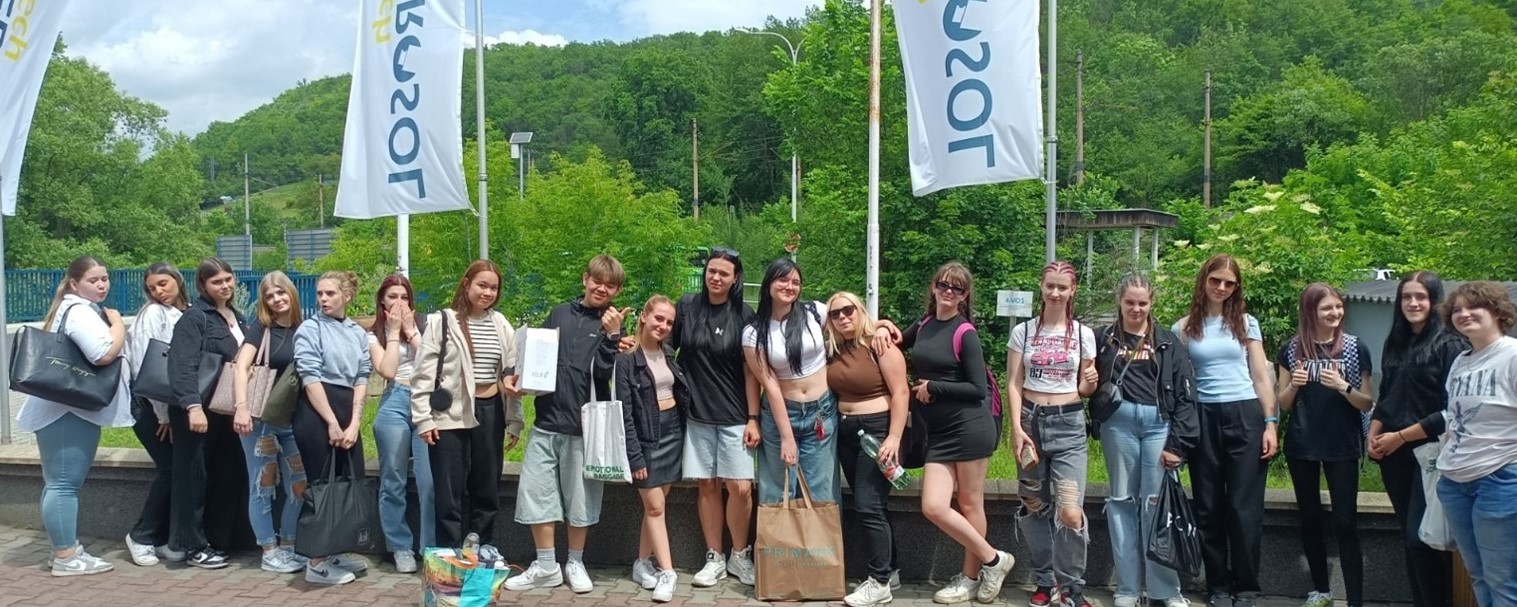 Dne 5. 6. 2024 se uskutečnila exkurze do společnosti Czech Aerosol Velvěty ve Rtyni nad Bílinou tentokrát pro žáky třídy K1. Žáci si zde mohli zakoupt různé kosmetické přípravky z produkce od této firmy. Počasí se velmi vydařilo a těšíme se na další návštěvu.