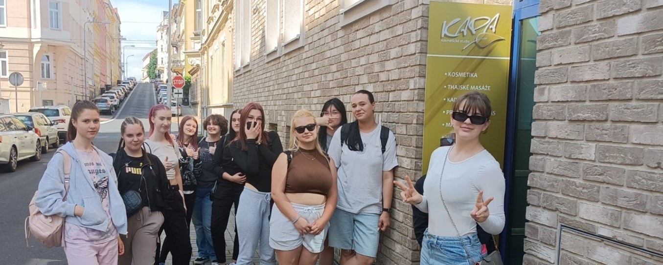 Dne 6.6.2024 Žáci K1. společně s učitelkami odborného výcviku navštívili kadeřnické salóny v Teplicích. V 2.ročníku mají možnost rozšiřovat své dovednosti v těchto kadeřnických salónech. Žáci viděli profesionální přístup v naší profesi, dále jsme viděli velmi rozsáhlé vybavení kadeřnictví a komunikací se zákazníkem. Moc děkujeme těm to kadeřnickým salónům, že nám umožnili se k nim podívat.