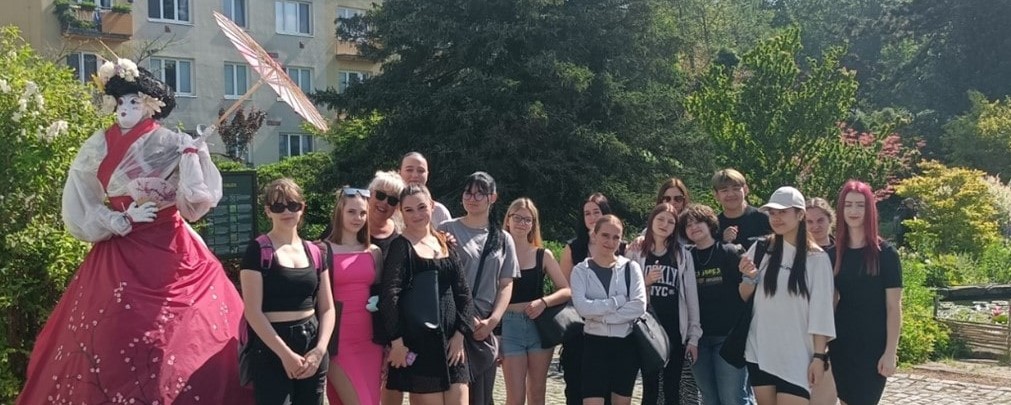 Žáci 1.ročníku obor kadeřník se 7.června zúčastnili s učitelkami odborného výcviku Botanické zahrady v Teplicích. Měli zde tematickou výstavu vzdálený východ. Žáci na to to téma vypracovali výkresy. Inspiraci brali z různých barevnosti květů a rostlin s danou tématikou. Ukázali svojí barevnou kreativitu v účesech, která je v našem oboru velmi rozmanitá. Výkresy se velice povedly v tom to krásném prostředí. Měli jsme k to mu velmi hezké počasí.