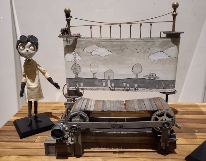 V rámci výuky návrhové tvorby se žáci 3. ročníku oboru vzdělání grafický design zúčastnili výchovně vzdělávací akce. V Praze v Obecním domě si prohlédli rozsáhlou interaktivní výstavu Tim Burton – Návraty. Výstava představuje průřez tvorbou slavného amerického režiséra a scénáristy Tima Burtona. Americký filmový vizionář propojuje nevinný svět dětství s temnou stránkou lidské existence a vypráví příběhy napříč žánry a styly. Po deseti letech se výstava vrací do Prahy s novým materiálem z posledních projektů.