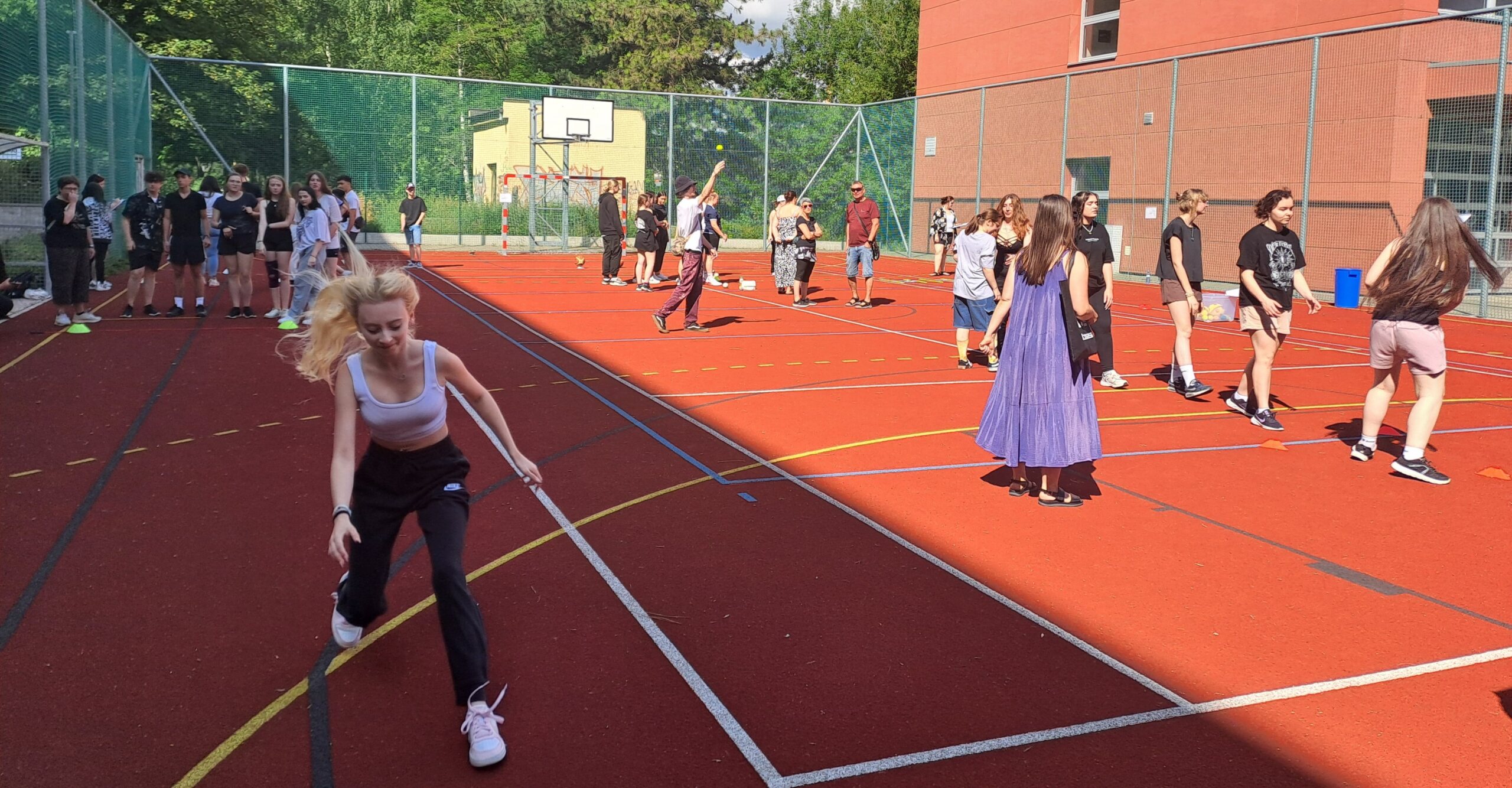 Na závěr školního roku jsme se sešli na našem školním hřišti, abychom si zasoutěžili v netradičních disciplínách, odreagovali a připravili se na prázdniny. Na konci byli všichni odměněni malou sladkostí. Děkujeme třídám GD3. A a GD3. B za jejich pomoc na jednotlivých stanovištích.